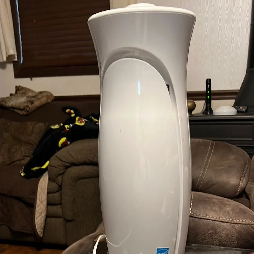 White Curved Air Purifier with Vertical Accent - Picture 1 of 5